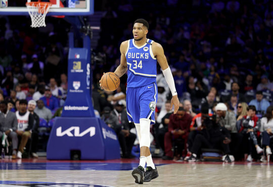NBA Trade Idea Sends Milwaukee Bucks' Giannis Antetokounmpo to Philadelphia 76ers