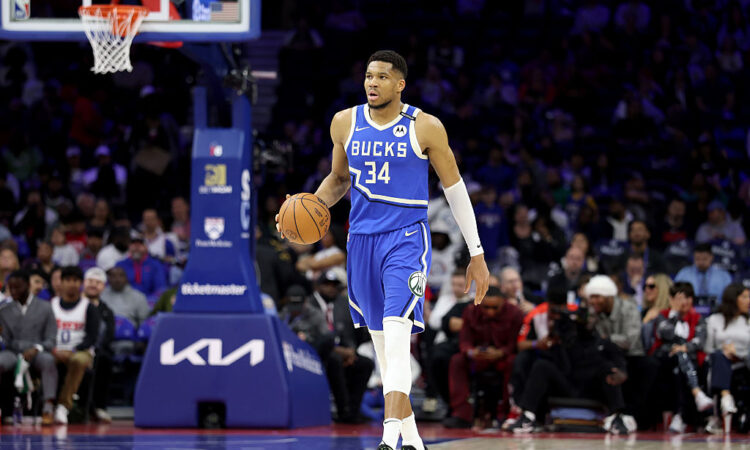 NBA Trade Idea Sends Milwaukee Bucks' Giannis Antetokounmpo to Philadelphia 76ers