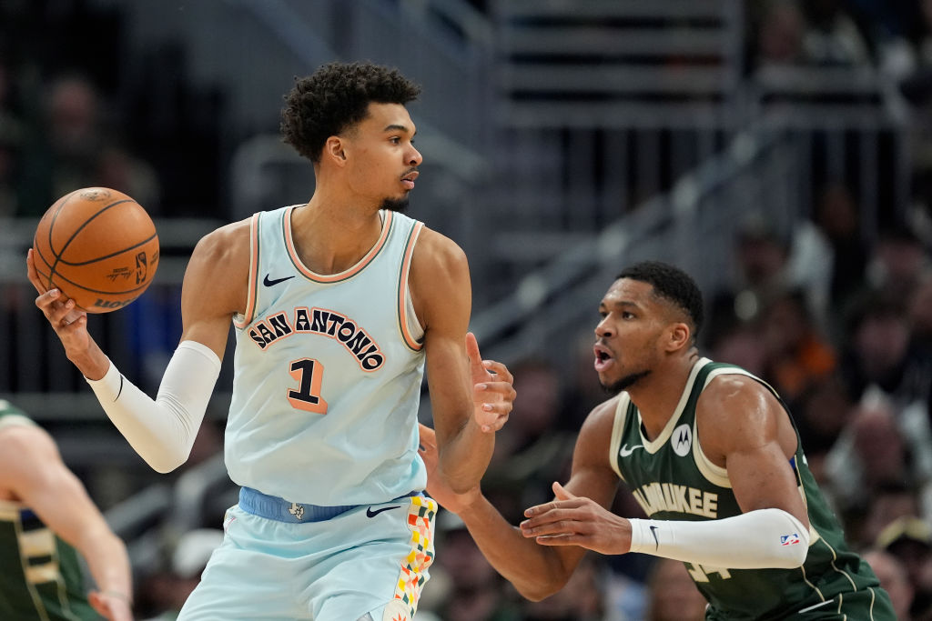 NBA Trade Idea Sends Milwaukee Bucks' Giannis Antetokounmpo To San Antonio Spurs