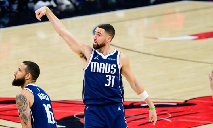 NBA: Klay Thompson holds his follow-through after making a three-pointer for the Dallas Mavericks against the Chicago Bulls