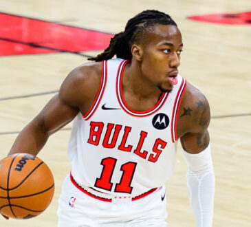 Ayo Dosunmu dribbles the ball for the Chicago Bulls against the Dallas Mavericks at United Center