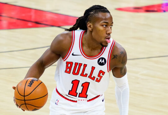 Ayo Dosunmu dribbles the ball for the Chicago Bulls against the Dallas Mavericks at United Center