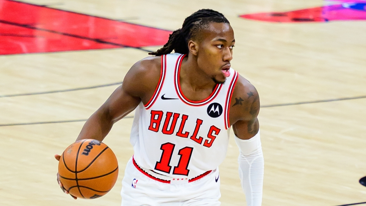 Ayo Dosunmu dribbles the ball for the Chicago Bulls against the Dallas Mavericks at United Center