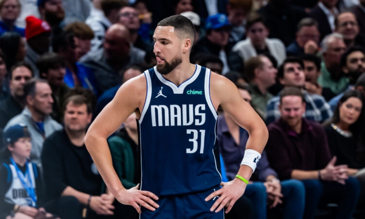 Klay Thompson stands with his hands on his hips during the Dallas Mavericks’ game against the Philadelphia 76ers at American Airlines Center