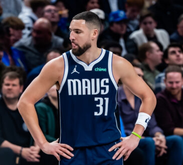 Klay Thompson stands with his hands on his hips during the Dallas Mavericks’ game against the Philadelphia 76ers at American Airlines Center