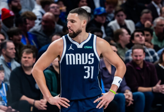 Klay Thompson stands with his hands on his hips during the Dallas Mavericks’ game against the Philadelphia 76ers at American Airlines Center