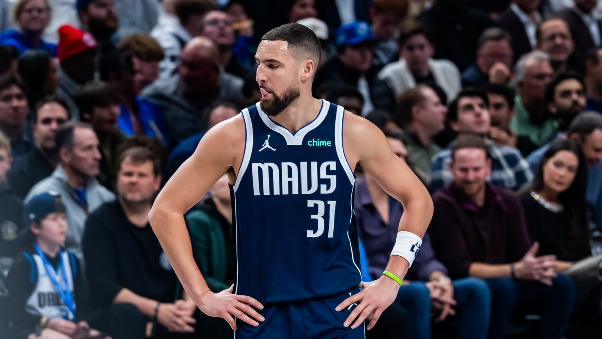 Klay Thompson stands with his hands on his hips during the Dallas Mavericks’ game against the Philadelphia 76ers at American Airlines Center
