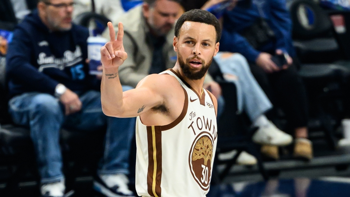 Stephen Curry flashes a two-finger gesture during Warriors game at American Airlines Center