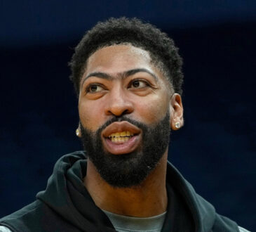 NBA: Anthony Davis warms up on the court at Chase Center before the Dallas Mavericks game against the Golden State Warriors