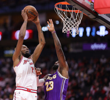 Kevin Durant dunks against LeBron James