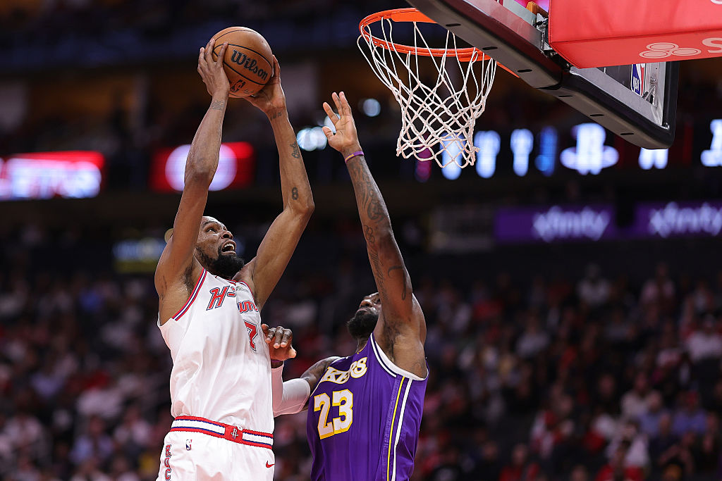 Kevin Durant dunks against LeBron James