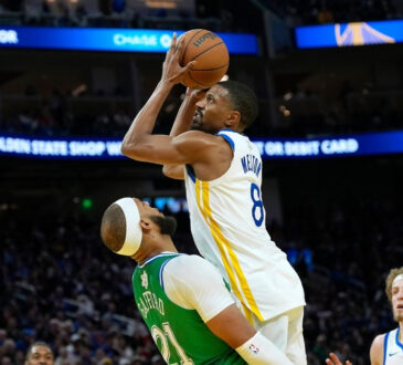 De’Anthony Melton drives to the basket and draws a blocking foul on Daniel Gafford during the Warriors’ game against the Dallas Mavericks on December 25, 2025, at Chase Center.