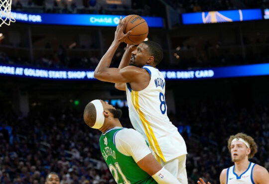 De’Anthony Melton drives to the basket and draws a blocking foul on Daniel Gafford during the Warriors’ game against the Dallas Mavericks on December 25, 2025, at Chase Center.