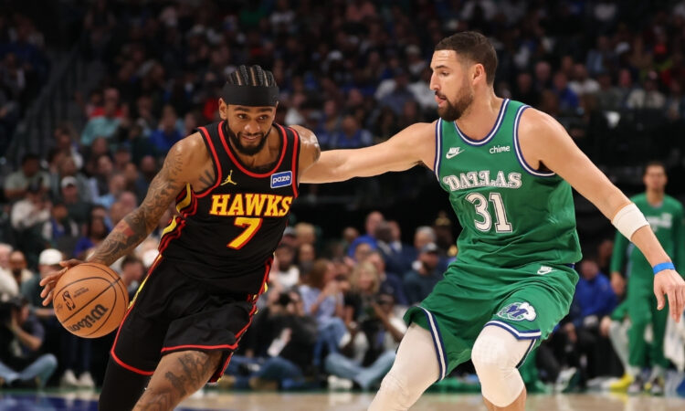 Klay Thompson defends Atlanta guard Nickeil Alexander‑Walker during the Mavericks’ game against the Hawks on March 18, 2026, at American Airlines Center.