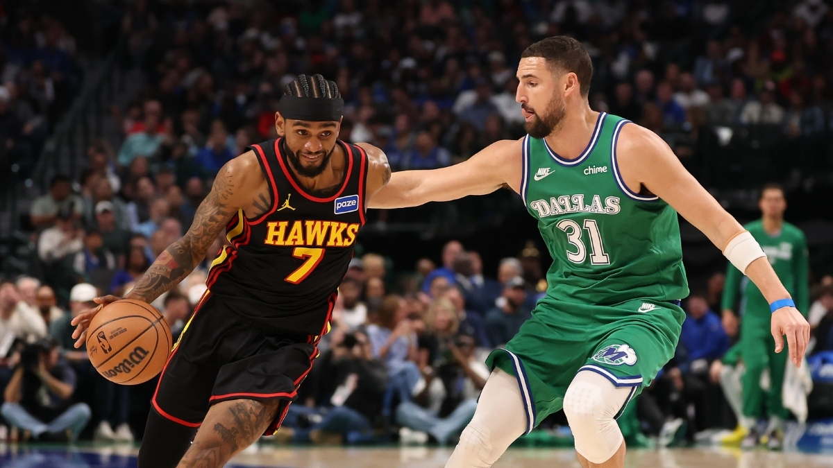 Klay Thompson defends Atlanta guard Nickeil Alexander‑Walker during the Mavericks’ game against the Hawks on March 18, 2026, at American Airlines Center.
