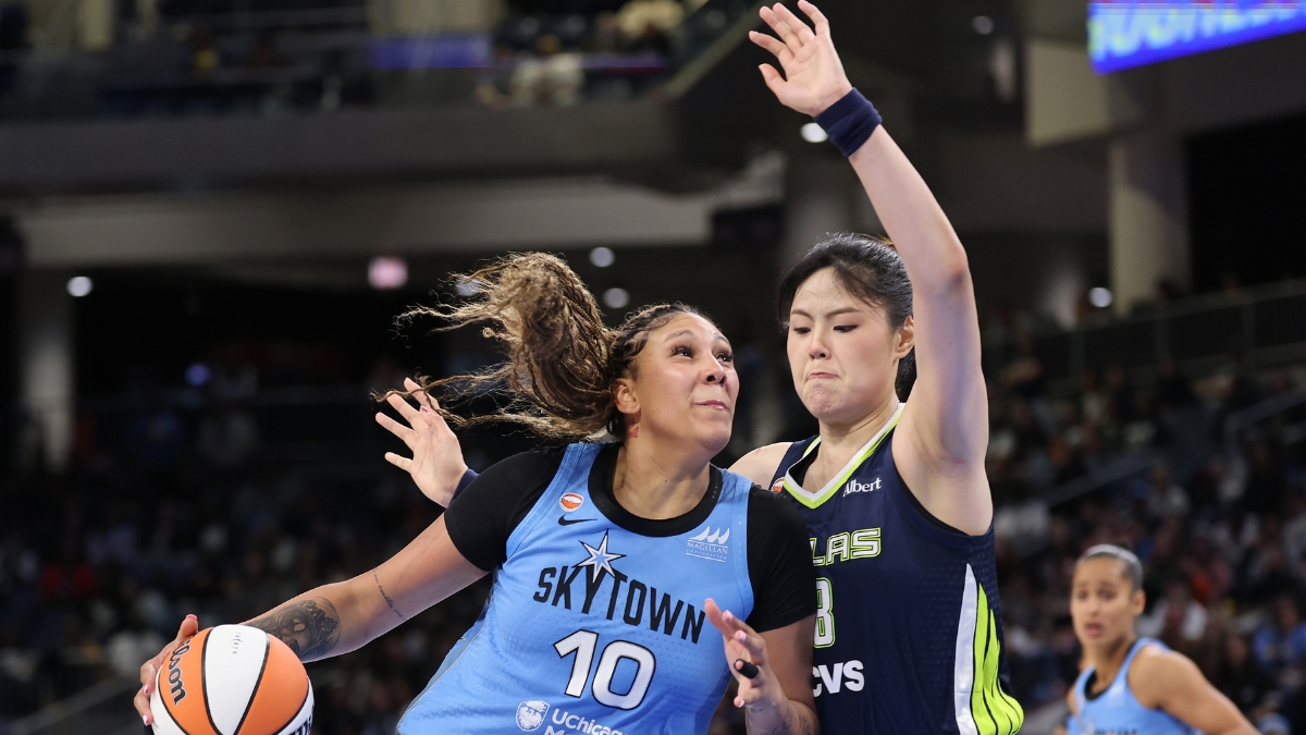 Chicago center Kamilla Cardoso putting the ball on the floor to drive toward the basket against the tight positional defense of Dallas center Li Yueru during the second half.