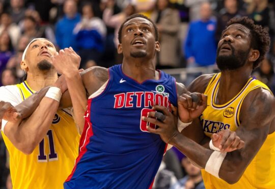 Detroit Pistons center Jalen Duren battles for position between Los Angeles Lakers center Jaxson Hayes and center Deandre Ayton during the second half at Little Caesars Arena