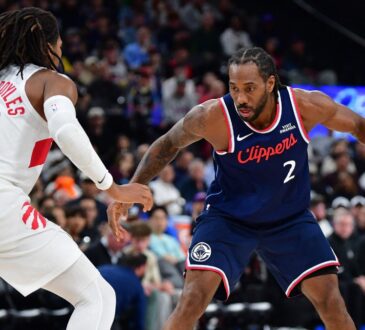 Los Angeles Clippers forward Kawhi Leonard controls the ball against Toronto Raptors forward Collin Murray-Boyles