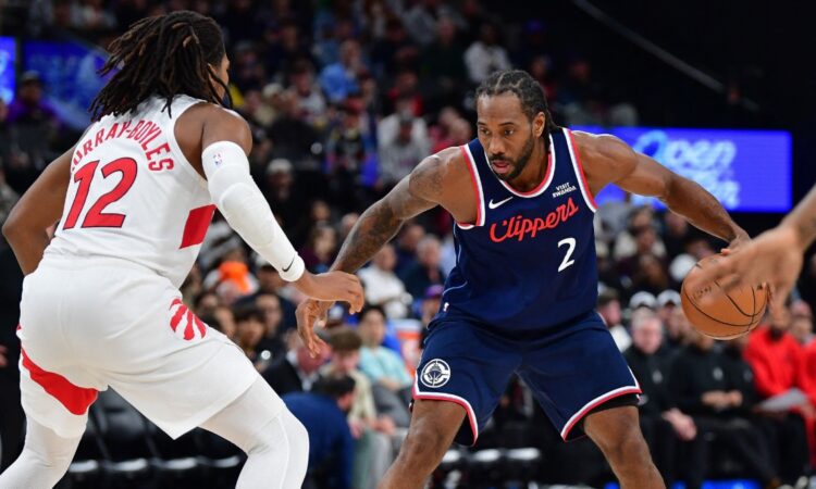 Los Angeles Clippers forward Kawhi Leonard controls the ball against Toronto Raptors forward Collin Murray-Boyles