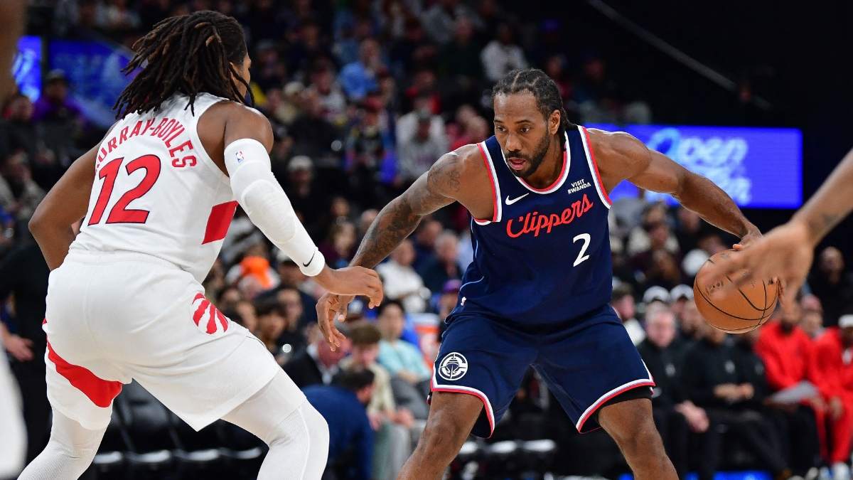 Los Angeles Clippers forward Kawhi Leonard controls the ball against Toronto Raptors forward Collin Murray-Boyles