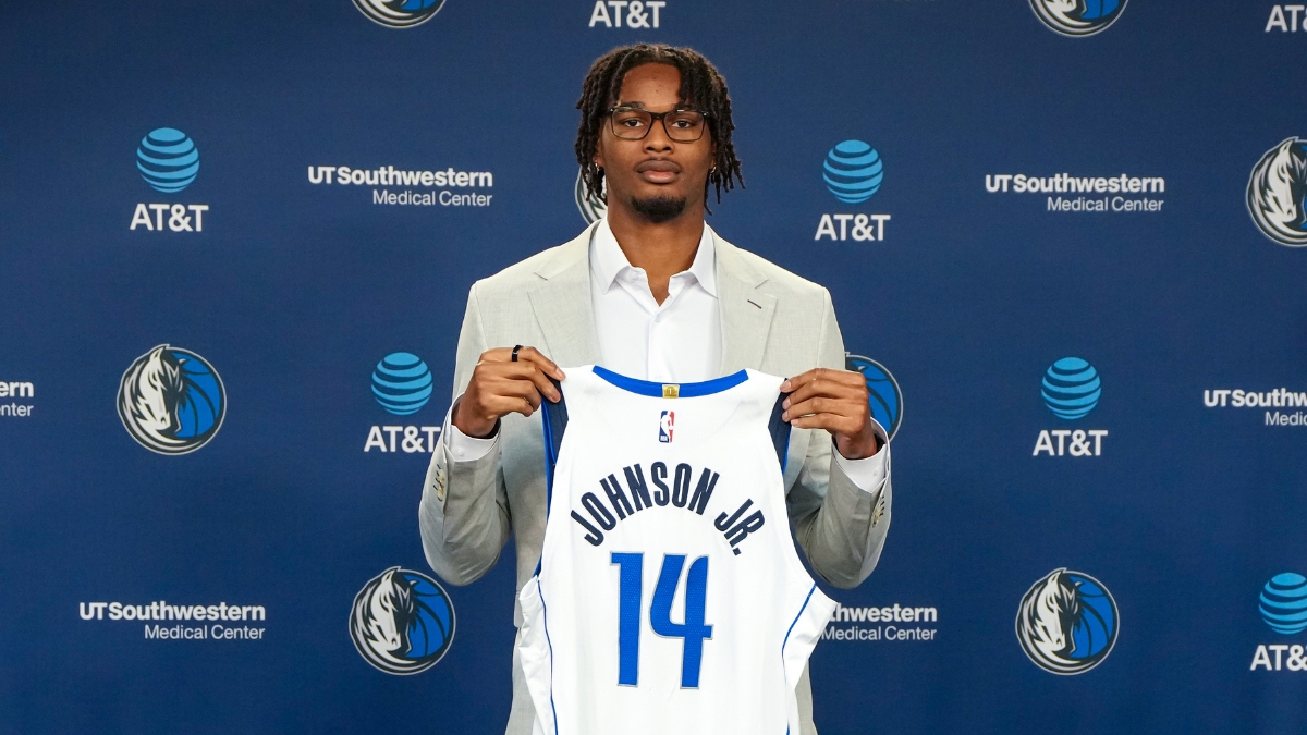 Morez Johnson Jr. holds his No. 14 Dallas Mavericks jersey at his introductory press conference