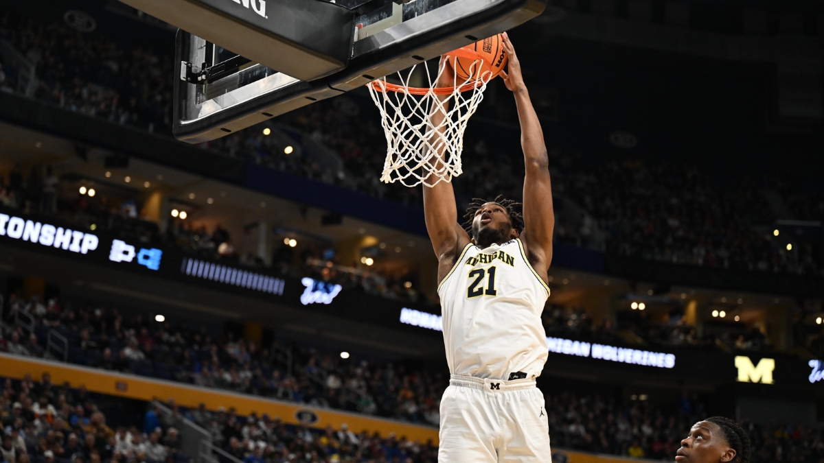 Morez Johnson Jr. throws down a two-handed dunk in a white Michigan No. 21 jersey during the 2026 NCAA Tournament