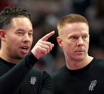 Sean Sweeney, a Mavericks head coach candidate, talks with Spurs coach Mitch Johnson