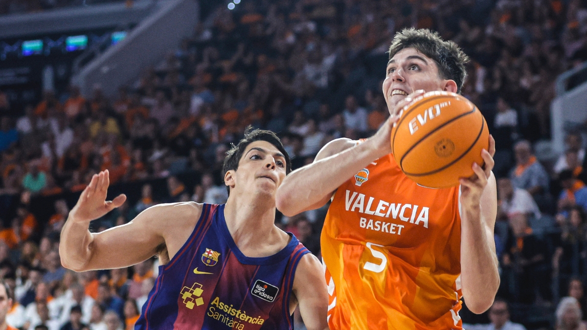 Sergio De Larrea drives to the basket for Valencia Basket against a Barcelona defender in Liga ACB action