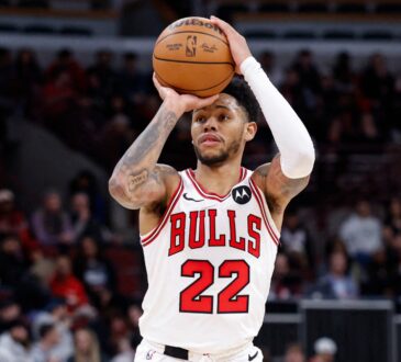 Anfernee Simons of the Chicago Bulls shoots a jump shot against the Toronto Raptors at United Center.