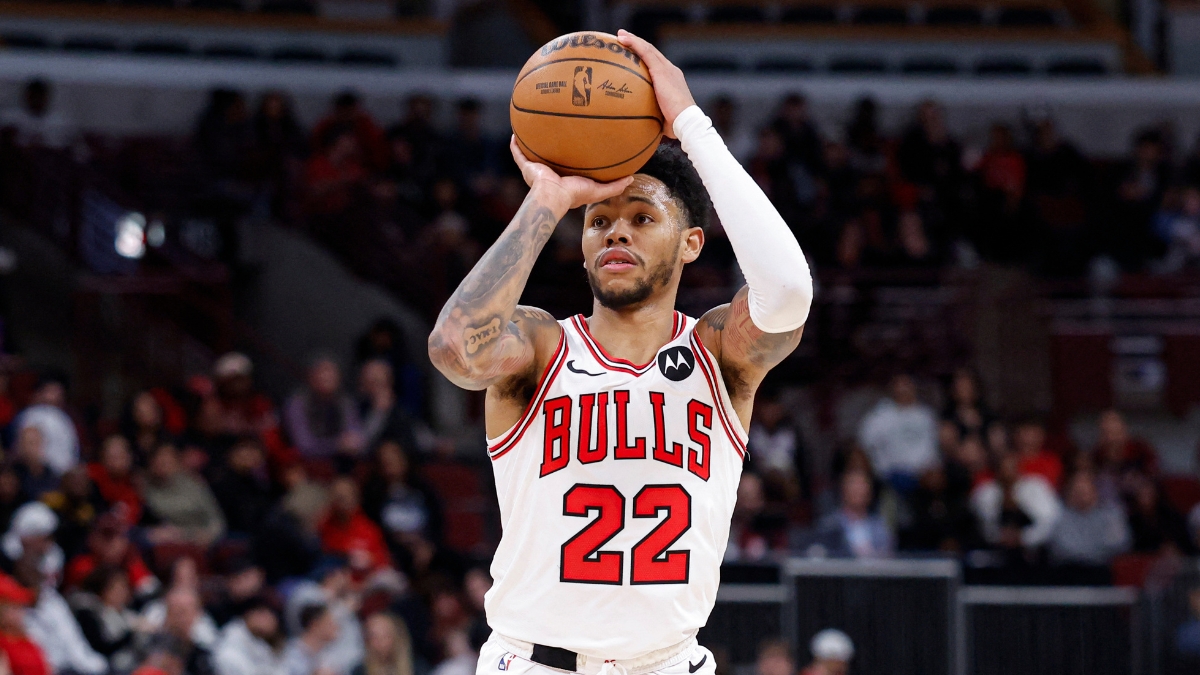 Anfernee Simons of the Chicago Bulls shoots a jump shot against the Toronto Raptors at United Center.
