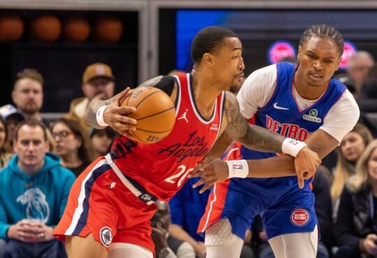 LA Clippers forward John Collins drives against Detroit Pistons guard Ausar Thompson at Little Caesars Arena