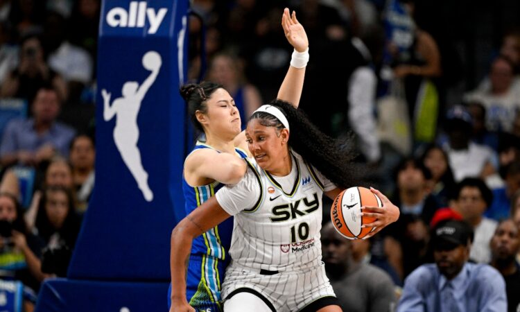 Chicago Sky center Kamilla Cardoso posts up against Dallas Wings center Li Yueru during the first half at American Airlines Center.