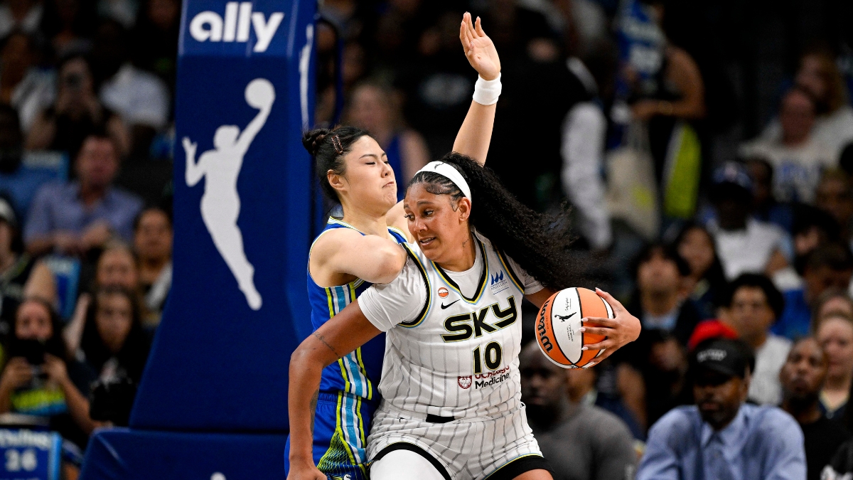 Chicago Sky center Kamilla Cardoso posts up against Dallas Wings center Li Yueru during the first half at American Airlines Center.