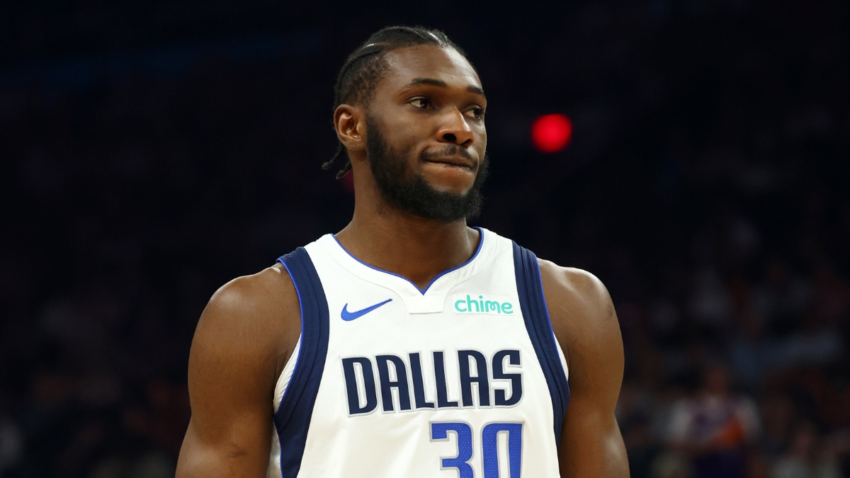 Dallas Mavericks center Moussa Cissé in a white No. 30 jersey against the Phoenix Suns