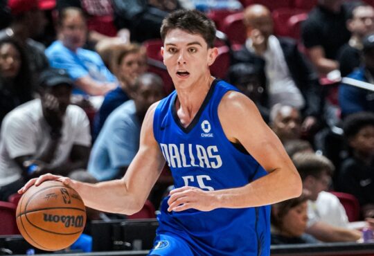Sergio De Larrea dribbles the ball in a Dallas Mavericks Summer League jersey during a game against the Grizzlies