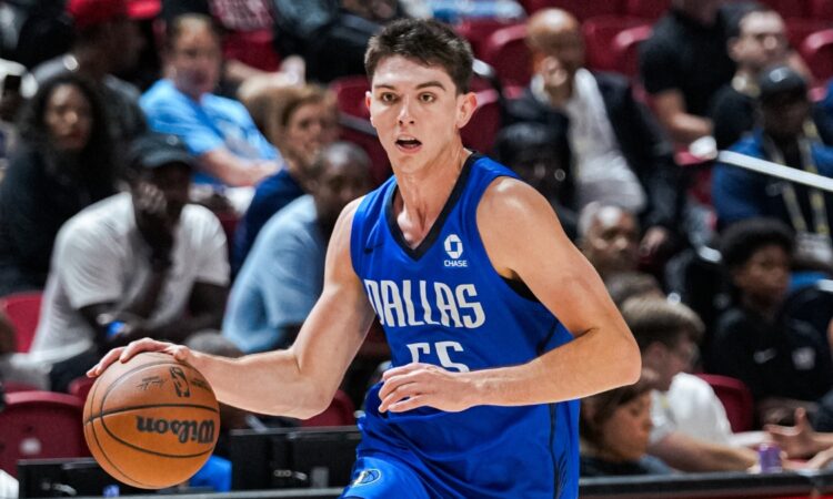 Sergio De Larrea dribbles the ball in a Dallas Mavericks Summer League jersey during a game against the Grizzlies
