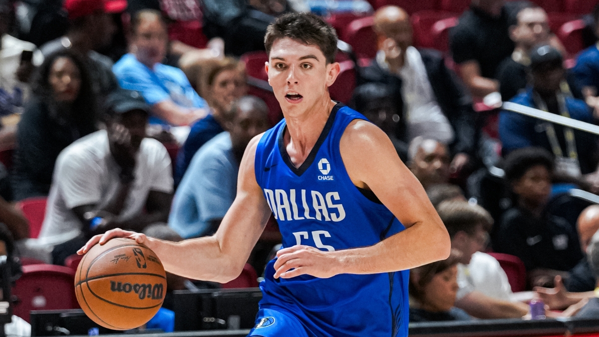 Sergio De Larrea dribbles the ball in a Dallas Mavericks Summer League jersey during a game against the Grizzlies