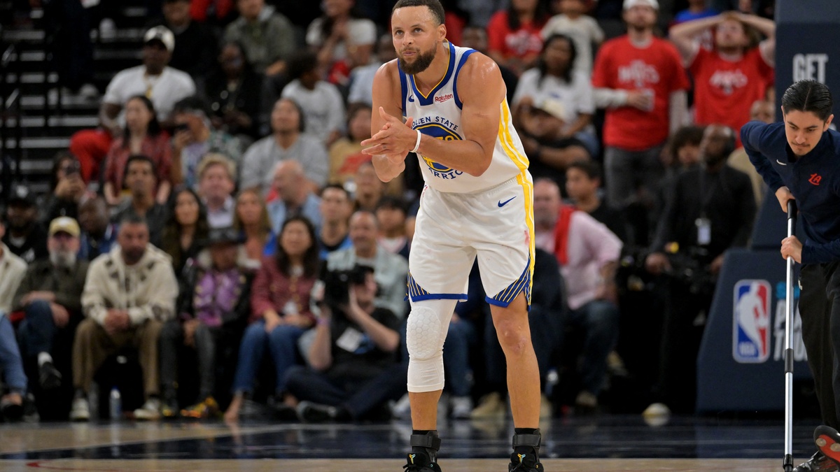 Golden State Warriors guard Stephen Curry #30 celebrates on the court against the Los Angeles Clippers during the 2026 NBA Play-In Tournament at Intuit Dome.