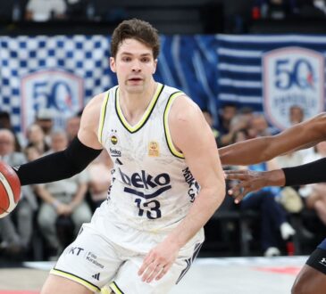 Tarik Biberović drives to the basket for Fenerbahçe Beko against an Anadolu Efes defender