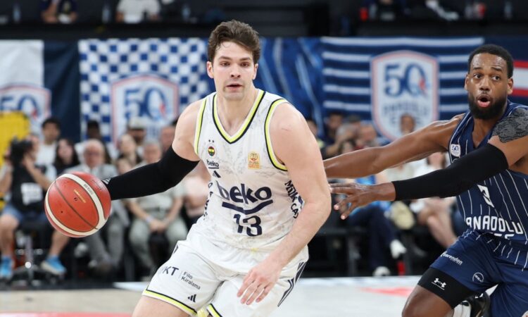 Tarik Biberović drives to the basket for Fenerbahçe Beko against an Anadolu Efes defender
