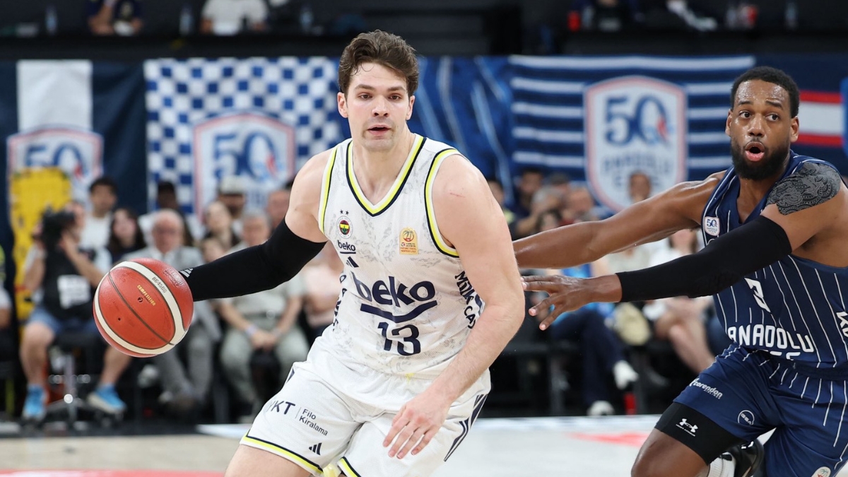 Tarik Biberović drives to the basket for Fenerbahçe Beko against an Anadolu Efes defender