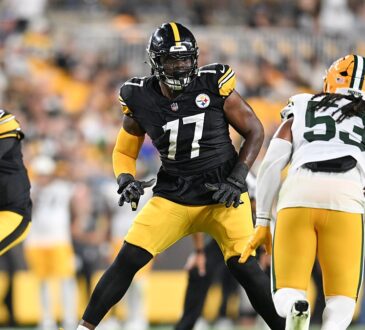 Pittsburgh Steelers offensive tackle Broderick Jones sets to block Green Bay Packers defensive end Arron Mosby.