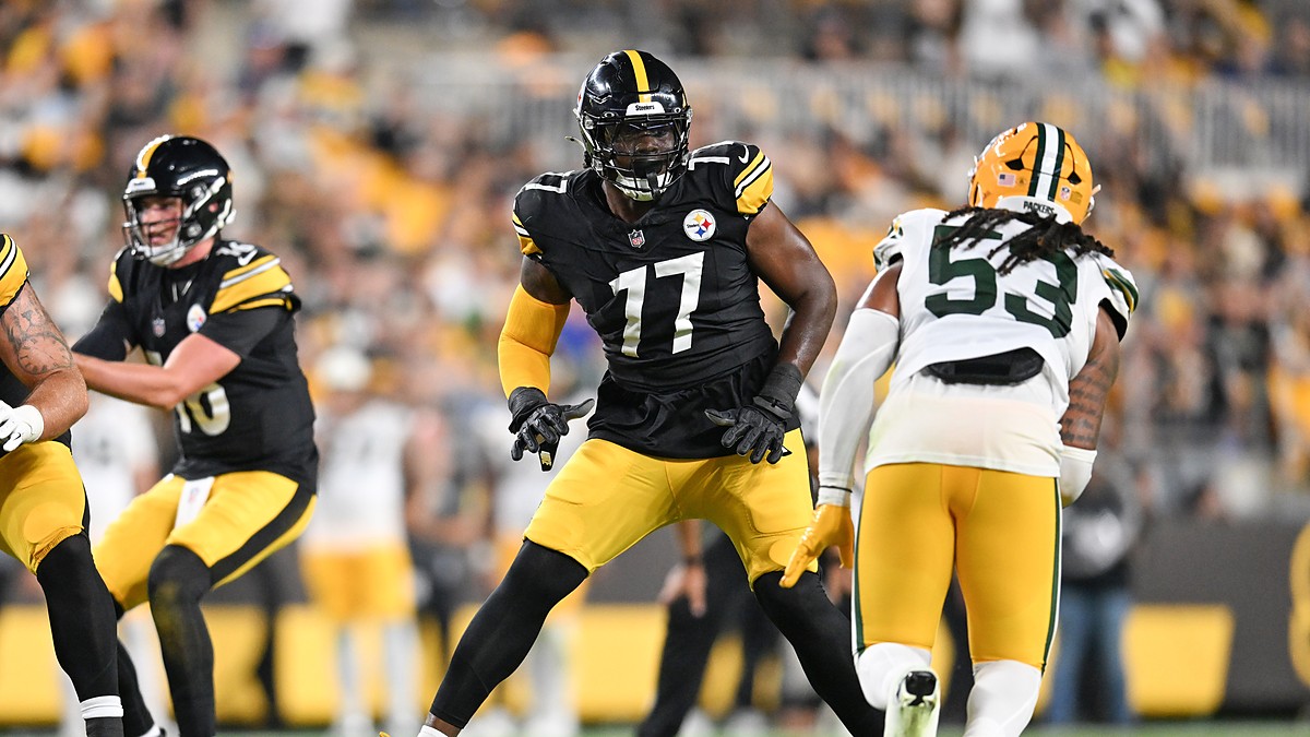 Pittsburgh Steelers offensive tackle Broderick Jones sets to block Green Bay Packers defensive end Arron Mosby.