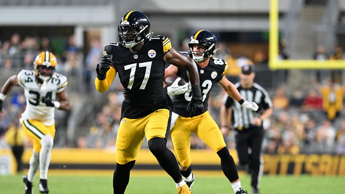 Pittsburgh Steelers offensive tackle Broderick Jones runs downfield looking for a block as tight end Robert Tonyan carries.