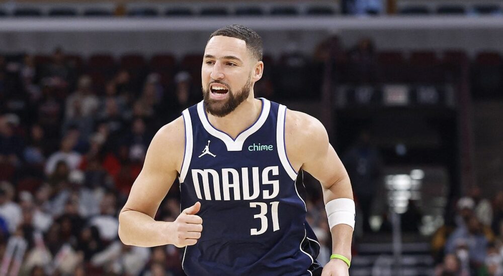 Dallas Mavericks guard Klay Thompson runs up the court calling out to a teammate.