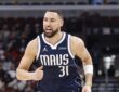 Dallas Mavericks guard Klay Thompson runs up the court calling out to a teammate.
