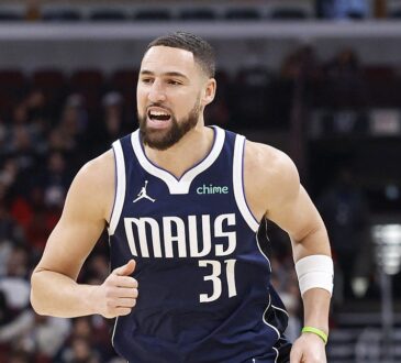 Dallas Mavericks guard Klay Thompson runs up the court calling out to a teammate.