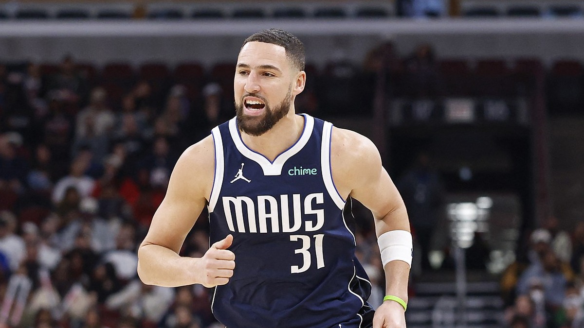 Dallas Mavericks guard Klay Thompson runs up the court calling out to a teammate.