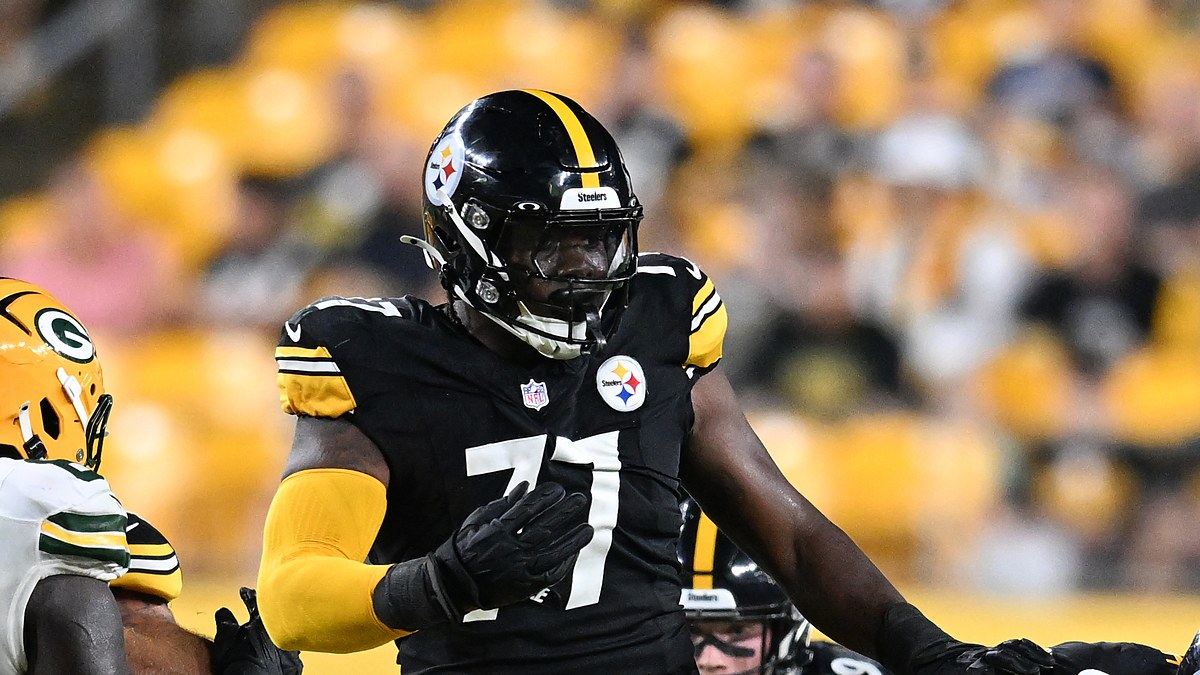 Pittsburgh Steelers offensive tackle Max Iheanachor sets his hands to block during a preseason game.