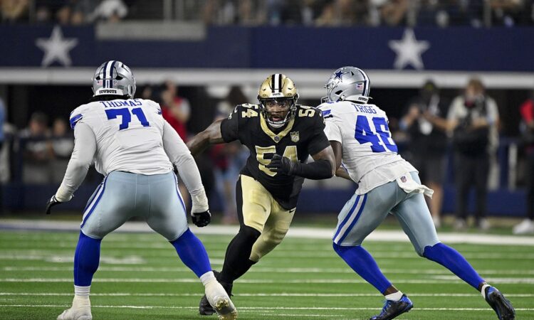 Dallas Cowboys offensive tackle Nate Thomas and tight end Michael Trigg close on New Orleans Saints linebacker Anfernee Jennings.